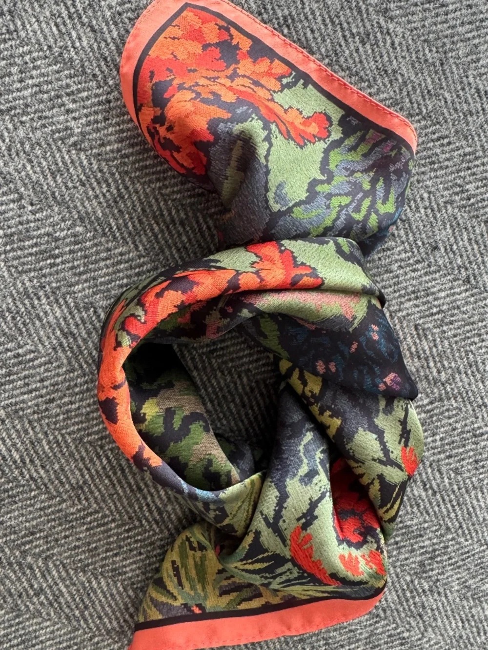 NWOT, SILK SCARF IN BEAUTIFUL TAPESTRY LANDSCAPE PRINT